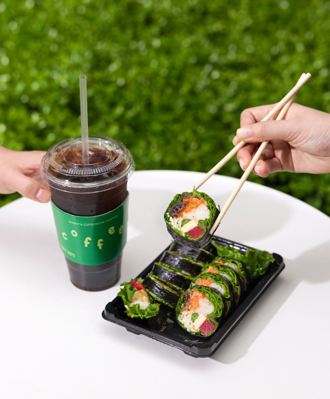 야외 테이블에서 즐기는 커피와 김밥
